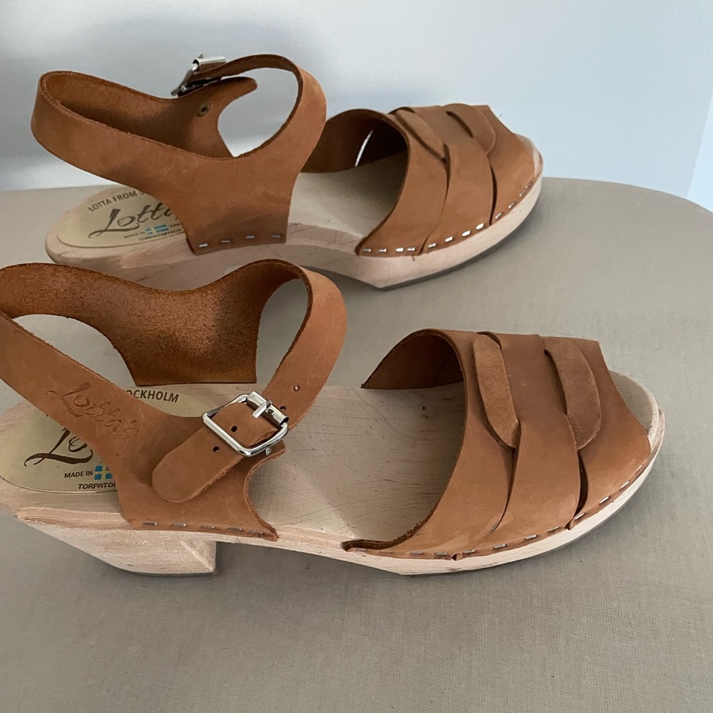 Peep toe wood leather clogs
